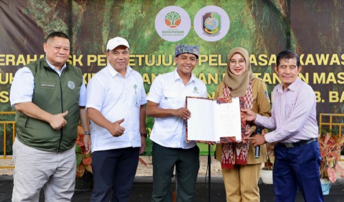 Menhut Serahkan Langsung SK Persetujuan Pelepasan Kawasan Hutan Kepada Ratusan Warga Pancer Banyuwangi
