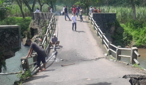 Jembatan Penghubung Tiga Desa di Banyuwangi Retak dan Ambles, Pemkab Segera Bangun Jembatan Darurat