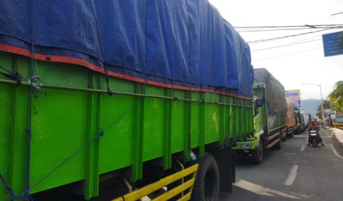 17 Jam Terjebak Antrean, Pengemudi Truk Keluhkan Macet Parah di Pelabuhan Ketapang Banyuwangi
