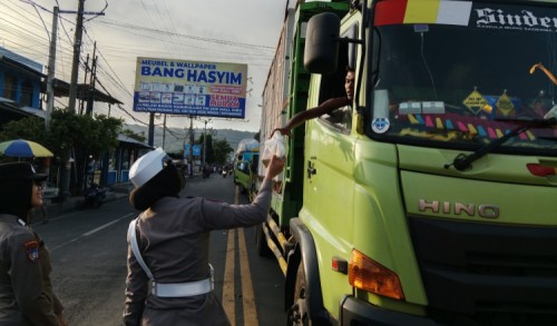 Polresta Banyuwangi Bagi-bagi Makanan dan Minuman untuk Pengendara yang Terjebak Macet Menuju Pelabuhan Ketapang