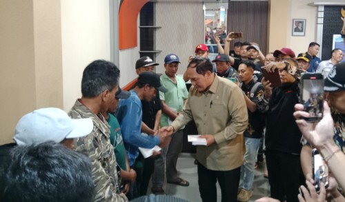 Nelayan Penyelamat Korban KMP Tunu Pratama Jaya Dapat Reward dari Anggota DPR RI
