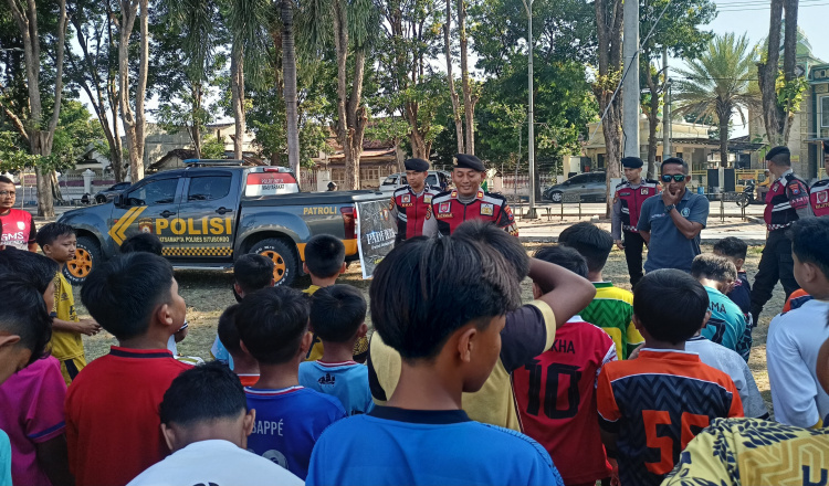 Bagi Air Mineral Sambil Sapa Anak dan Remaja, Polres Situbondo Dekatkan Diri Lewat Padi Berkah