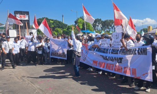 Demo Pemkab, Tenaga Non-ASN Jember Tuntut Diangkat Jadi PPPK Paruh Waktu