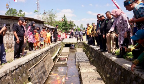 Ngantor di Tiga Desa, Bupati Ipuk Cek Infrastruktur, Maksimalkan Potensi Pertanian dan Perikanan