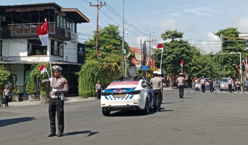 Momen Pengendara di Simpang Lima Banyuwangi Berhenti Sejenak Peringati Detik-detik Proklamasi