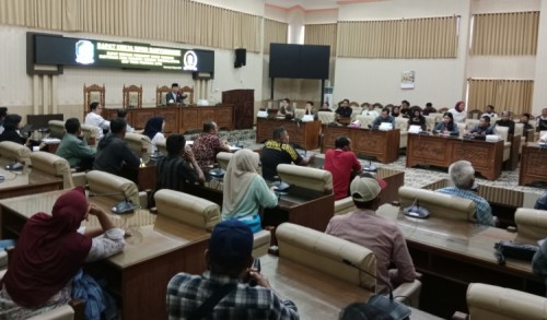 Tuntut Hak Santunan, Belasan Keluarga Korban KMP Tunu Pratama Jaya Mengadu ke DPRD Banyuwangi