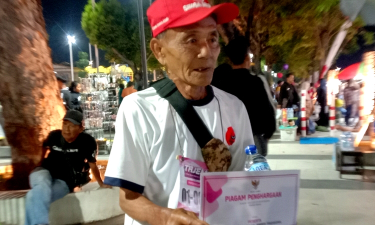 Usia Tak Batasi Langkah, Kakek 71 Tahun Asal Jember Tetap Setia Ikuti Tajemtra
