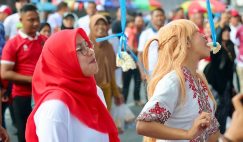 Keseruan Bupati Ipuk Saat Ikut Lomba Agustusan Bareng Warga di CFD Banyuwangi
