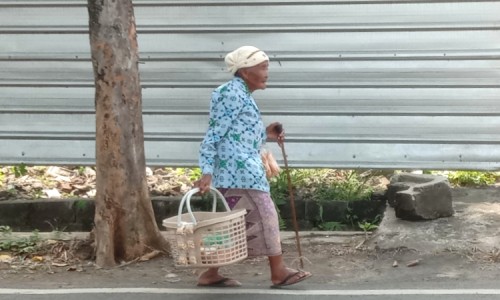 Umur Hampir Seabad, Mbah Napia Tetap Semangat Jajakan Telur Asin Keliling Jalanan Jember