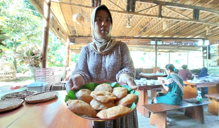 Degan Goreng: Kudapan Unik, Kenyal dan Lezat dari Kelapa Muda Khas Gombengsari Banyuwangi 