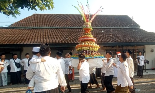 Grebeg Maulid di Jember, Warga Pondok Panili Arak 20 Gunungan Hasil Bumi
