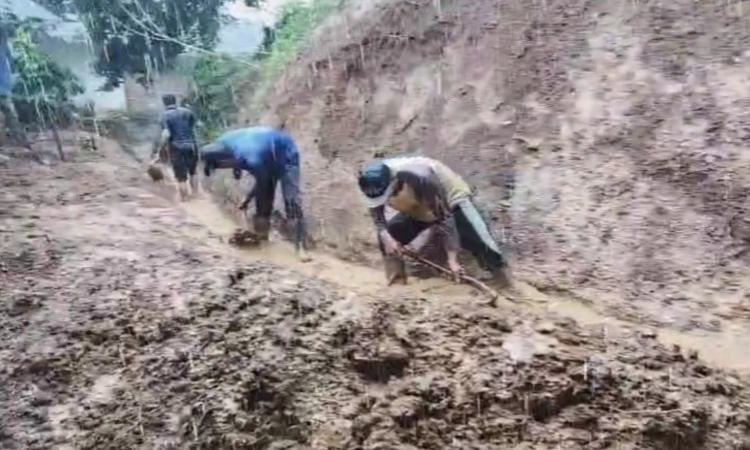 Tebing Mengancam, MI di Mulyorejo Jember Belajar di Bawah Bayang-Bayang Longsor