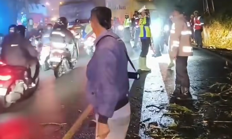 Longsor Bikin Jalur Bandung-Sumedang Tersendat, Polisi Berlakukan Buka Tutup