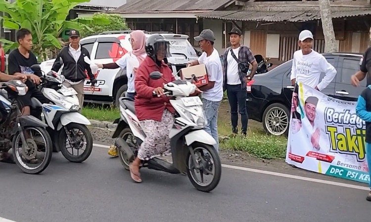 Turun ke Jalan Kenalkan PSI, Kader Gajah di Binangun Cilacap Berbagi Ribuan Takjil