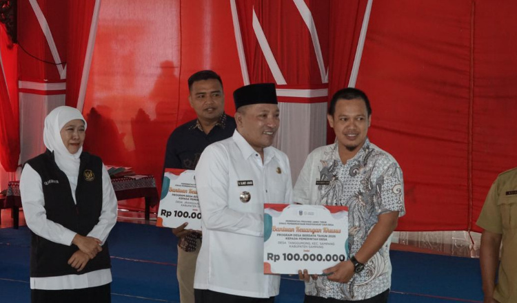 Gubernur Jawa Timur Sapa Bansos di Sampang, Salurkan Bantuan dan Apresiasi Pilar Sosial