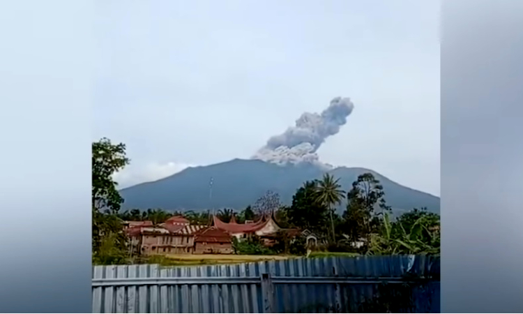 Erupsi Gunung Marapi Dini Hari, Hujan Abu Guyur Batusangkar