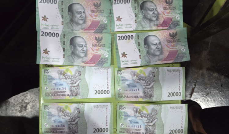 Nenek Pemilik Toko di Banyuwangi Terkecoh Uang Mainan Pecahan Rp20 Ribu