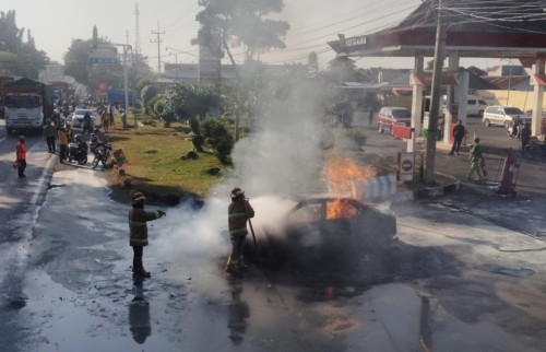 Mobil Terbakar di Exit SPBU Semampir Probolinggo, Satu Orang Dilarikan ke RS