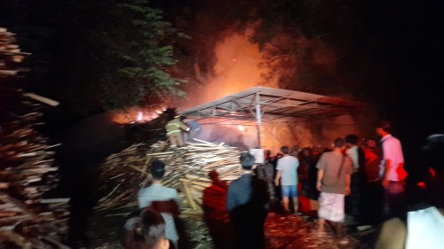 Api Ludeskan Serkel Kayu di Probolinggo