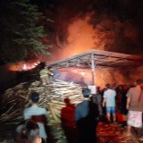 Api Ludeskan Serkel Kayu di Probolinggo