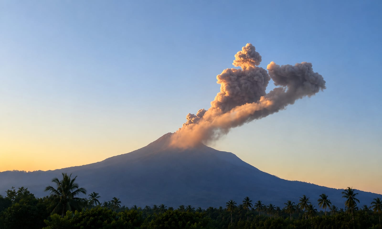 Gunung Lewotobi Erupsi Berulang, Hujan Pasir Melanda Sejumlah Desa di Flores Timur