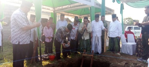 Peletakkan Batu Pertama Masjid Ponpes RU 2, Bupati Malang Ajak Cetak Generasi Muslimah Unggul