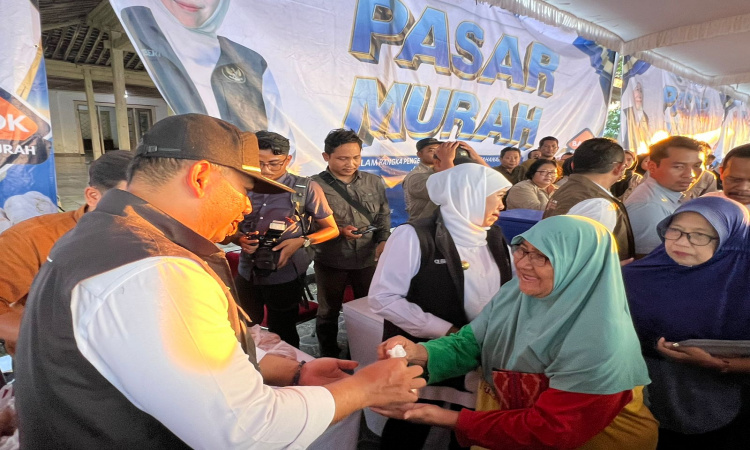 Khofifah Tinjau SPMB, Pasar Murah dan Bagi Bansos di Ngawi
