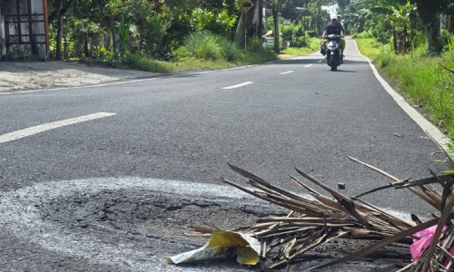 Hampir Dua Tahun Gus Fawait Menjabat, Jalanan Kabupaten Masih Banyak Bolongan