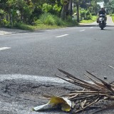 Hampir Dua Tahun Gus Fawait Menjabat, Jalanan Kabupaten Masih Banyak Bolongan