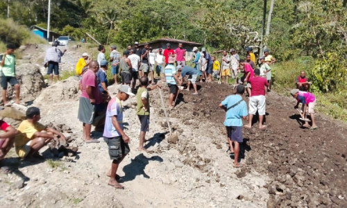 Jalan Provinsi Rusak Parah, Warga Golo Rentung Perbaiki Jalan Secara Swadaya