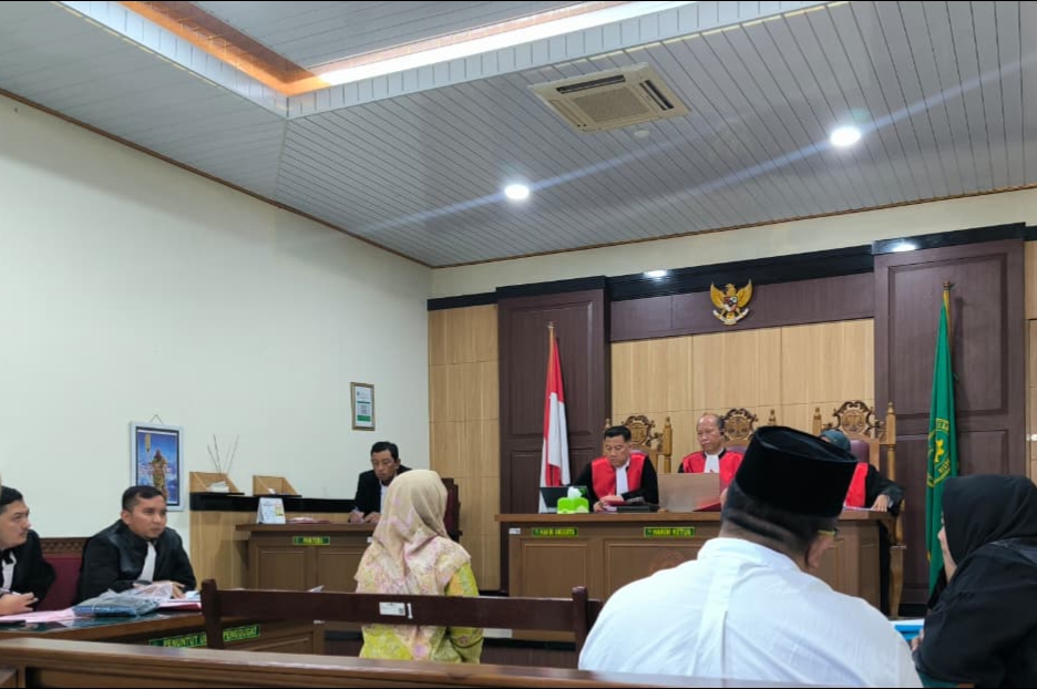 Isak Tangis Korban Penganiayaan Pegawai DPUTR Gresik Pecah di Persidangan