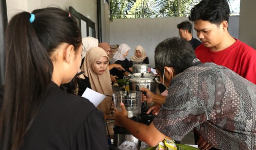 PT BSI Bekali Emak-Emak UMKM Pesanggaran Kuasai Produksi hingga Pemasaran Digital