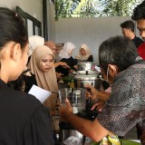 PT BSI Bekali Emak-Emak UMKM Pesanggaran Kuasai Produksi hingga Pemasaran Digital