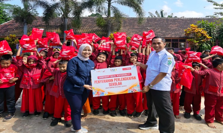 MPM Honda Jatim Salurkan Perlengkapan Sekolah dan Edukasi Safety Riding di Lumajang
