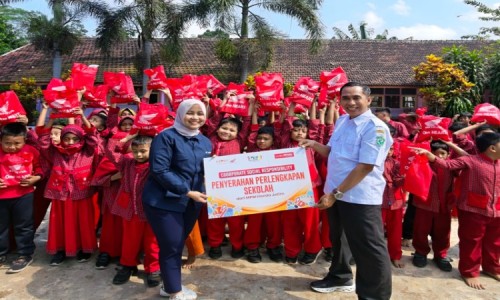 MPM Honda Jatim Salurkan Perlengkapan Sekolah dan Edukasi Safety Riding di Lumajang