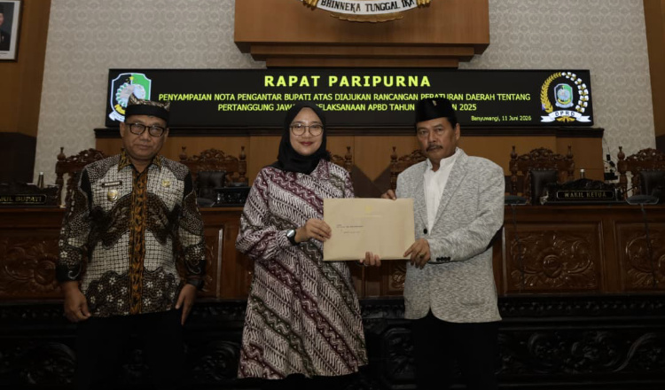 Paripurna di Gedung DPRD, Bupati Ipuk Paparkan Capain Banyuwangi di Tahun 2025