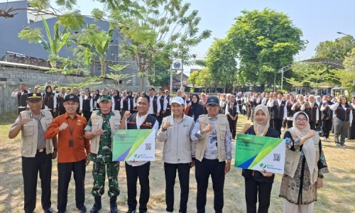 Plt Walkot Madiun Serahkan Kartu Peserta BPJS Ketenagakerjaan Petugas Sensus Ekonomi 2026