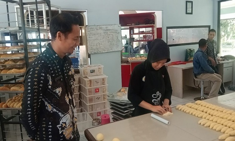 Roti Rona SMKN Wanayasa Banjarnegara Libatkan Alumni dan Raup Omzet Puluhan Juta