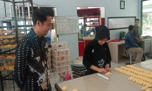 Roti Rona SMKN Wanayasa Banjarnegara Libatkan Alumni dan Raup Omzet Puluhan Juta