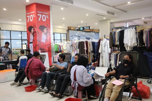 Pengunjung Gressmall Gresik Antusiasi Ikuti Donor Darah