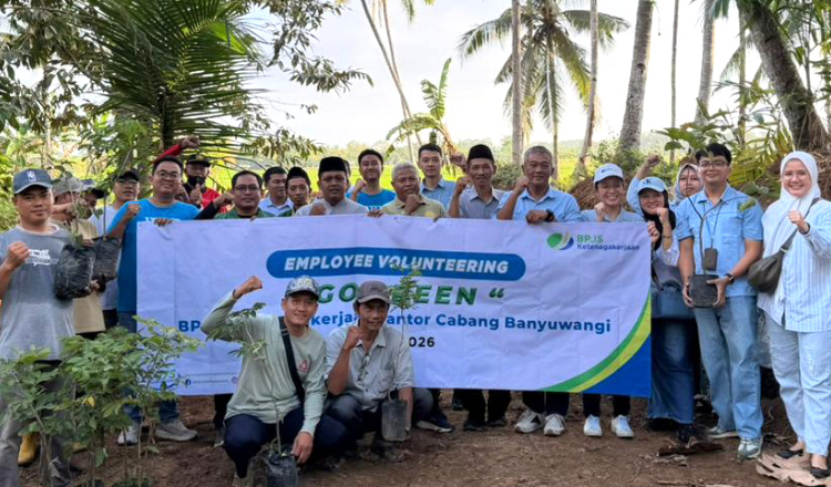 BPJS Ketenagakerjaan Banyuwangi Tanam Bibit Buah, Dukung Kelestarian Lingkungan