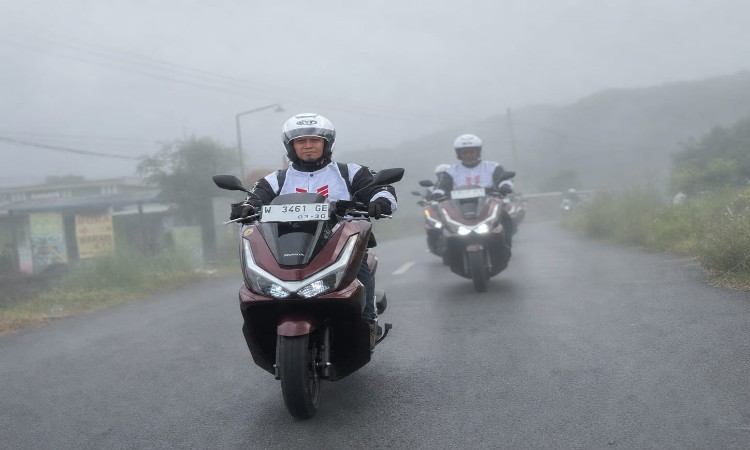 Kabut Halangi Pandangan? Terapkan Teknik Berkendara Aman Saat Kendarai Motor Matic