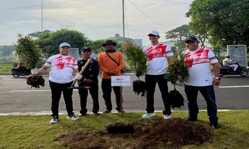 Peringati Hari Lingkungan Hidup, BPJS Ketenagakerjaan Sidoarjo Krian Tanam Pucuk Merah Bersama Pemkab