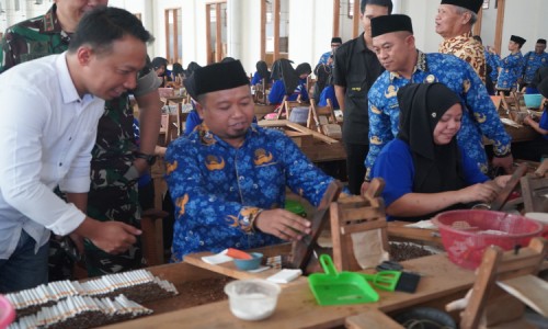 Pemkab Bondowoso Salurkan BLT Cukai, Buruh Rokok Dapat Rp600 Ribu