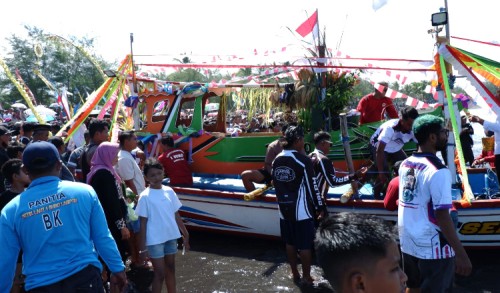 Larung Sesaji Warnai Perayaan Petik Laut Masyarakat Pesisir Lampon Banyuwangi