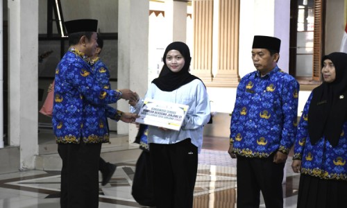 Bupati Bondowowo Salurkan Bantuan 1000 Seragam Sembari Ajak Perkuat Zakat