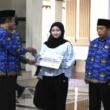 Bupati Bondowowo Salurkan Bantuan 1000 Seragam Sembari Ajak Perkuat Zakat