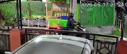 Terekam CCTV, Dua Maling Motor Bersenjata Api Beraksi di Perumahan Gresik