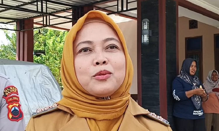 Camat Beri Perhatian Keluarga di Buluroto Menumpang Listrik Tetangga Selama 30 Tahun