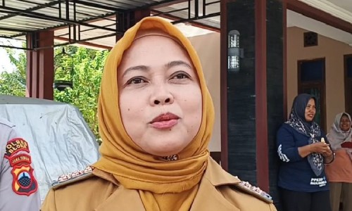 Camat Beri Perhatian Keluarga di Buluroto Menumpang Listrik Tetangga Selama 30 Tahun